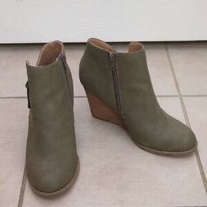 Women's Report Olive Green Wedge Round Toe Zippered Ankle Booties Or Boots